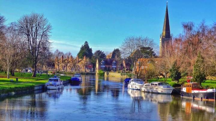 Colour photograph of the Thames, as seen from Abingdon Bridge. In the foreground are moored